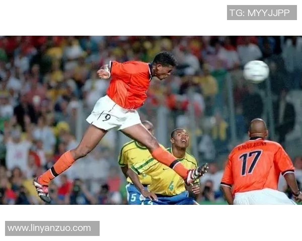 克鲁伊维特与巴西足球传奇对决的历史回顾与精彩瞬间分析