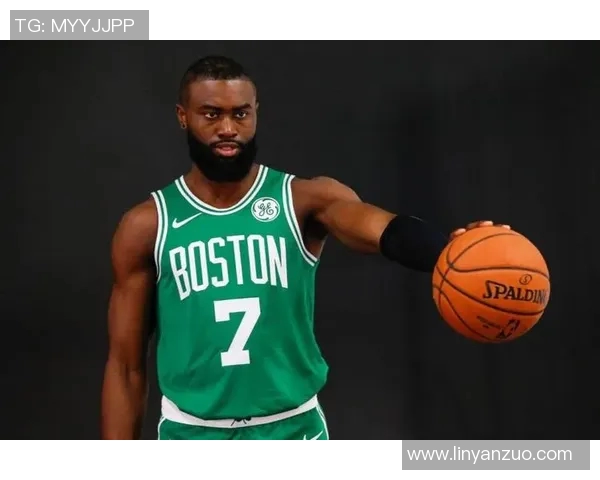 杰伦布朗如何在NBA赛场上展现领导力与全面技能的完美结合