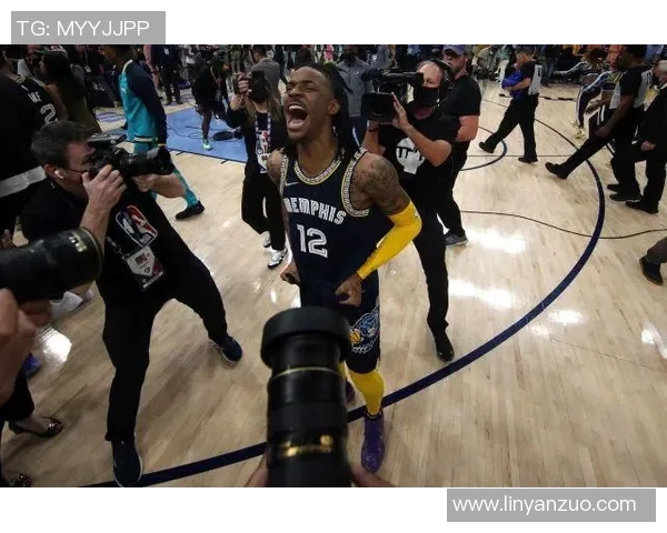 火箭与勇士激战正酣2月24日精彩对决引发球迷热议