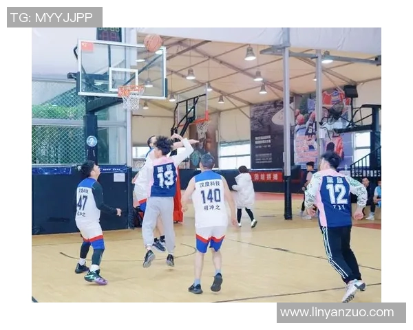 重庆篮球队的包夹战术解析与深度剖析篮球比赛中的战术运用与团队协作 重庆篮球队的包夹战术解析与深度剖析篮球比赛中的战术运用与团队协作